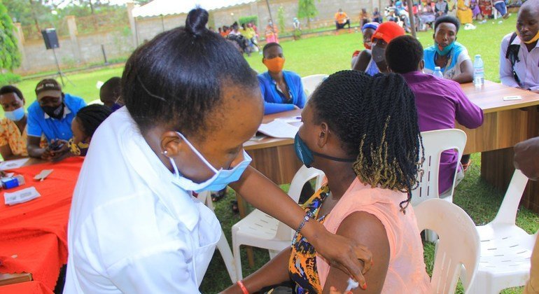 Covid-19 : moins sévère et plus contagieux, le variant Omicron n’est pour autant pas bénin – OMS